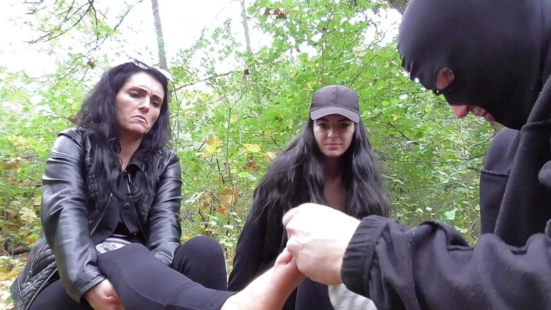 Foot Girls: Os pés cheiram durante a viagem!