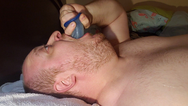 Charlieboy69: Derin gırtlağa kadar dildo