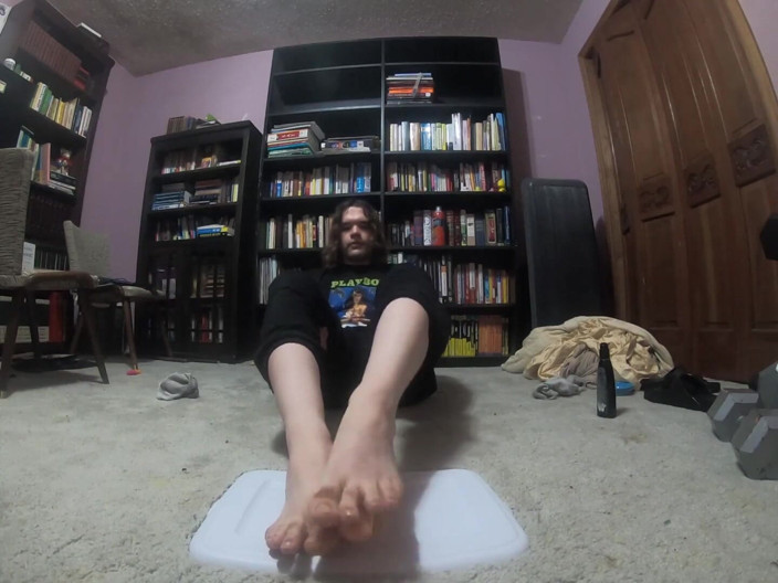 Mr Dimples: Ragazzo paffuto fa un footjob al suo dildo