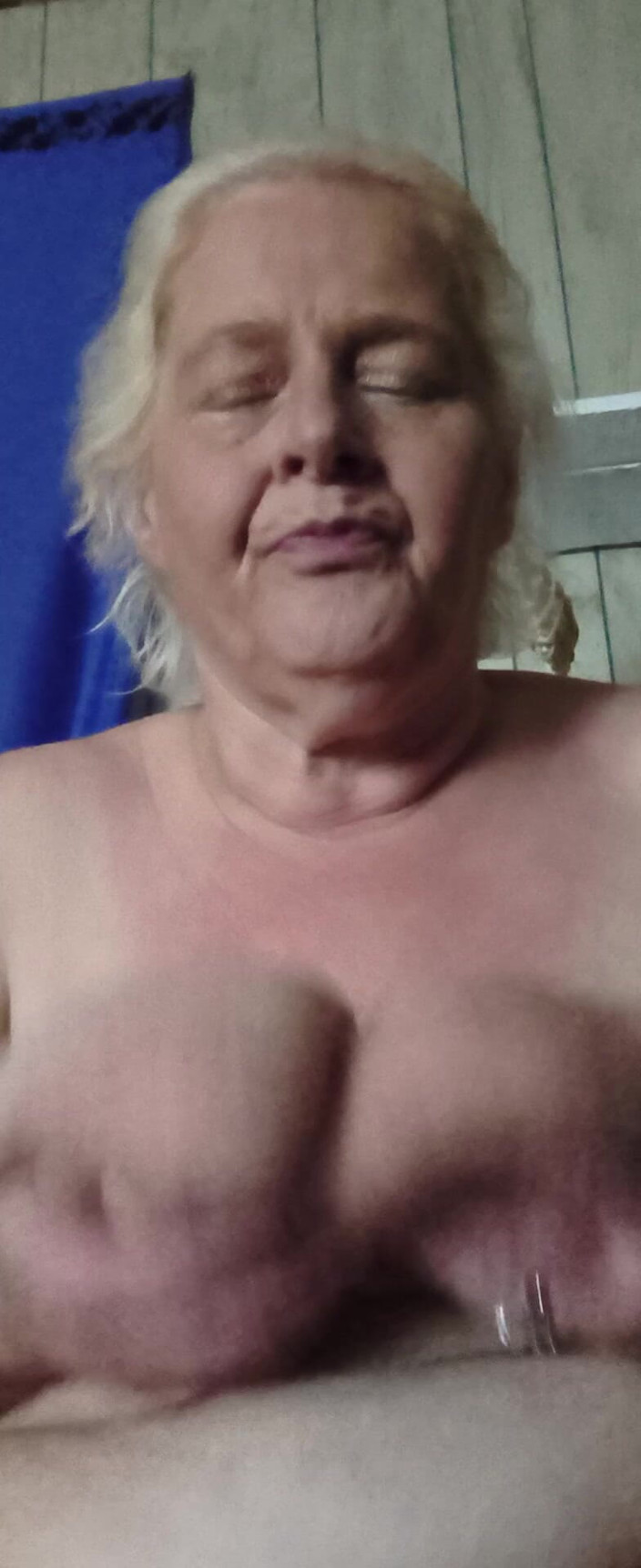 HerculesnVENUS: Lui le lecca le tette e le succhia le dita...
