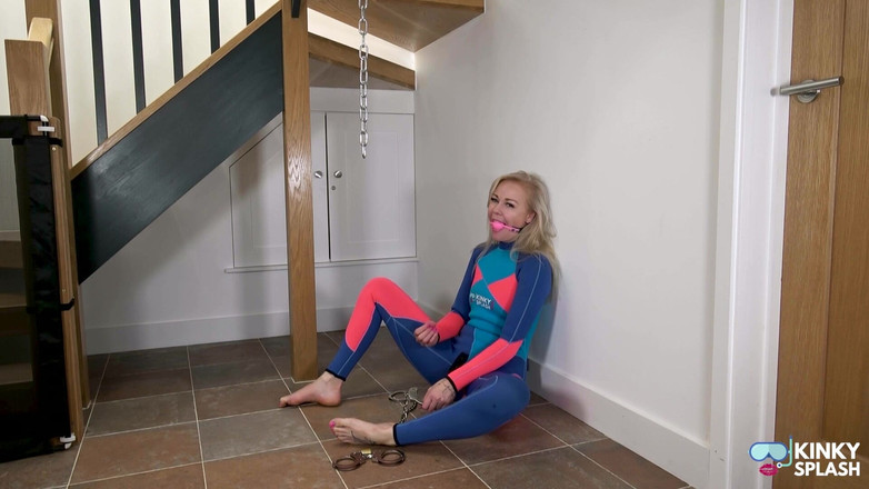 UKCuteGirl Lucy Lauren: ネオプレンスーツ、チェーン、そして顔をちらつかせる