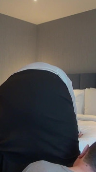 把你的头抬起我的裙子，嗅我的屁股