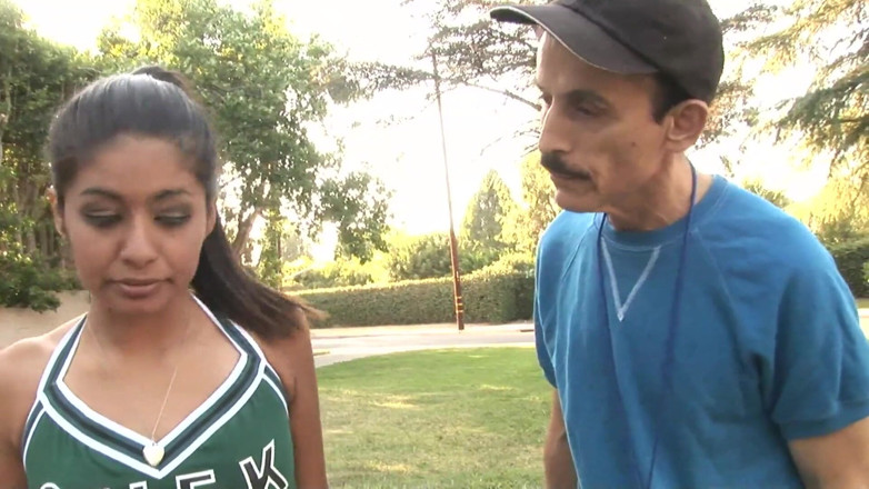 Radical: La giovane cheerleader riceve un grosso cazzo vecchio!