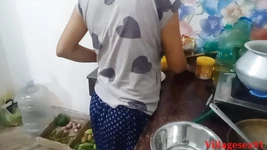 लाल साड़ी पहनी किचन में पत्नी के साथ सेक्स किया