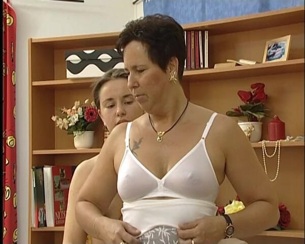 YOUR FIRST PORN: Lesbische Stiefmutti Bestrafft Mich - Cynthia i Angie Lesbijska macocha karze...