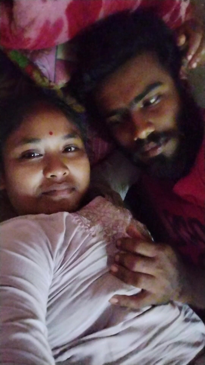 Mg3947731: Indická milfka s obrovskými prsy svléká sárí choli a šuká s...