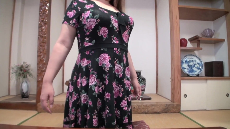 Japan Lust: Bujna japońska milf dokucza jej cycki przed seksem i kremówka