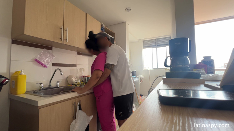 Latinaspy: Empregada com bunda enorme limpa apt em seguida, masturba seu...