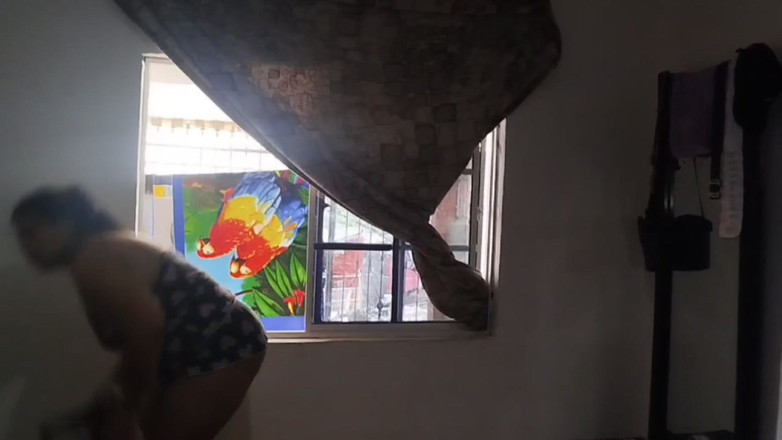 Adribella69: मैंने इस नौकरानी को किराए पर लिया, वह उन शॉर्ट्स के साथ आई जो अपनी बड़ी गांड दिखा रही है