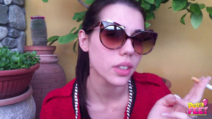 Smokin Fetish: Rozkošná brunetka kouří její doutník venku