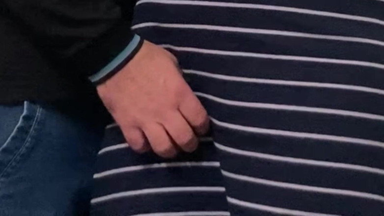 Niki studio: Aku membiarkan orang asing menyentuh memekku di bawah gaun di...