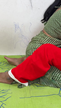 Komal n’hésite pas non plus à passer devant Santa Clues.
