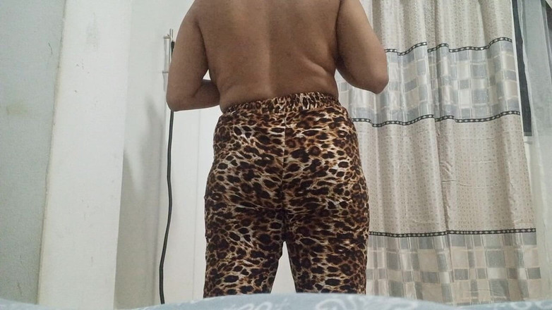 PATY PATY: Mój przyrodni brat daje sobie bogaty masaż swoich piersi i...