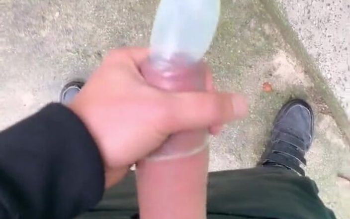Idmir Sugary: Rak vän lämnade sin begagnade kondom i trädgårdshuset så jag...