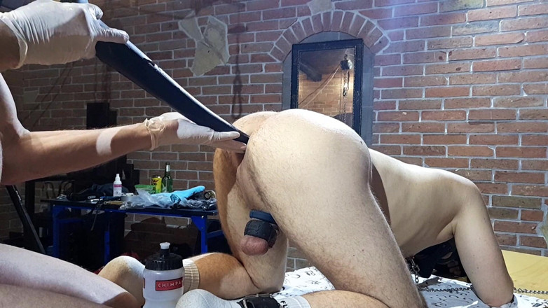 Master Drex: Mungitura con dildo nel culo