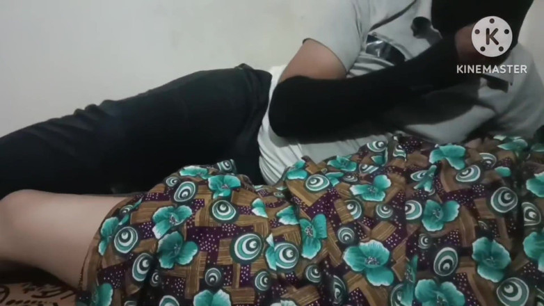 Meena aur James: Odada kimse yokken kayınvalidesi ile odasında oğlu seks yapıyor