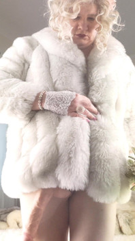 Transfurlady bluefox ve beyaz dessous ile dans ediyor