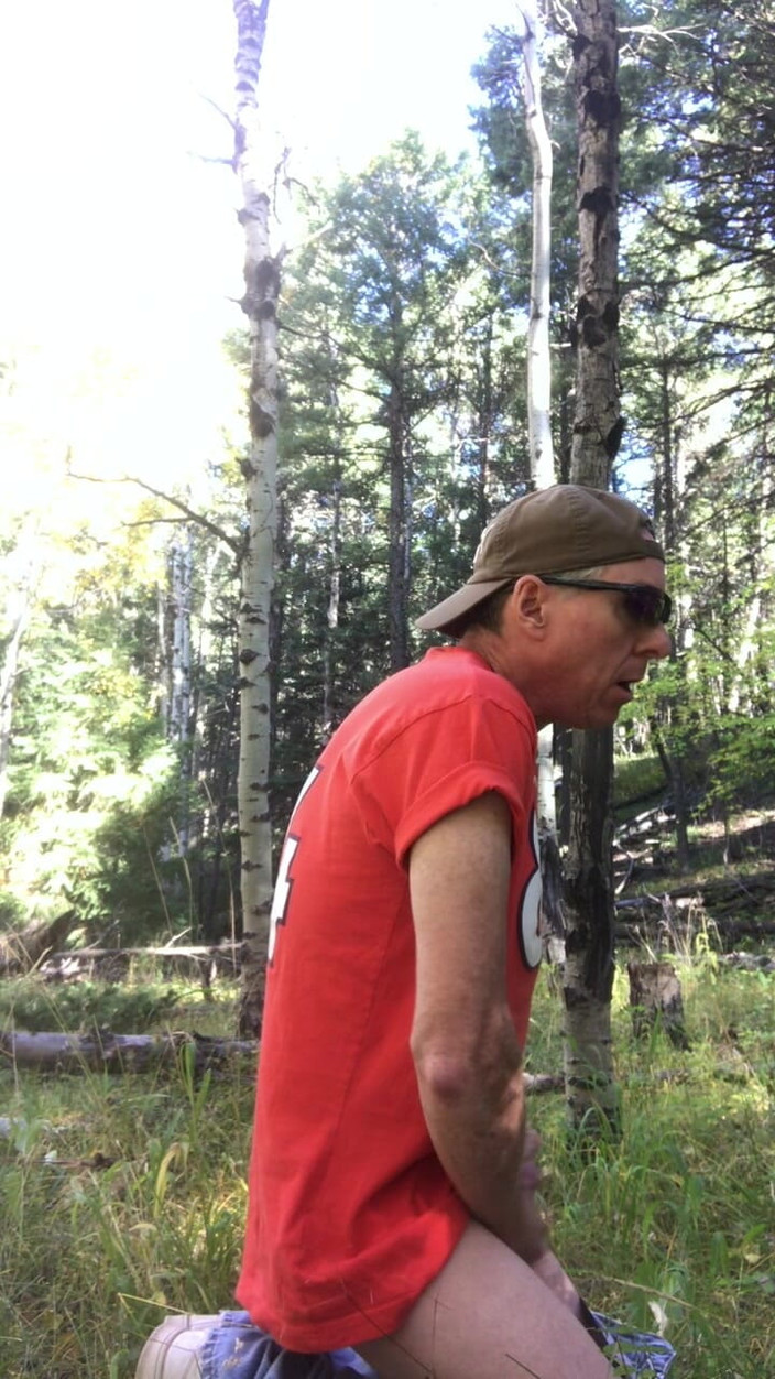 Adam Kaye: 热辣模特adam kaye在树林里展示他的鸡巴和屁股