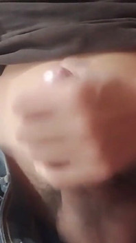 De romige vulling uit mijn ballen scheppen