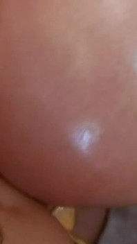 Kongkek dubur si jalang barunya dengan strap-on