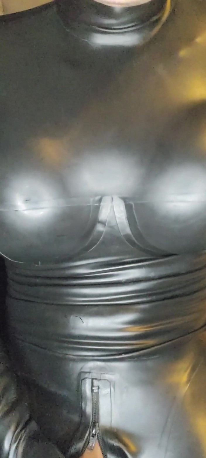 JessicaXD: लेटेक्स डॉल मरोड़ते हुए