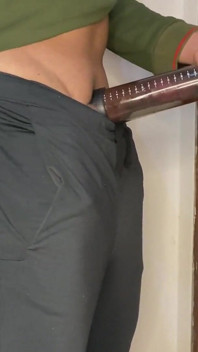 Une belle-mère allaite une grosse bite, utilise sa pompe à pénis et rend sa bite géante.