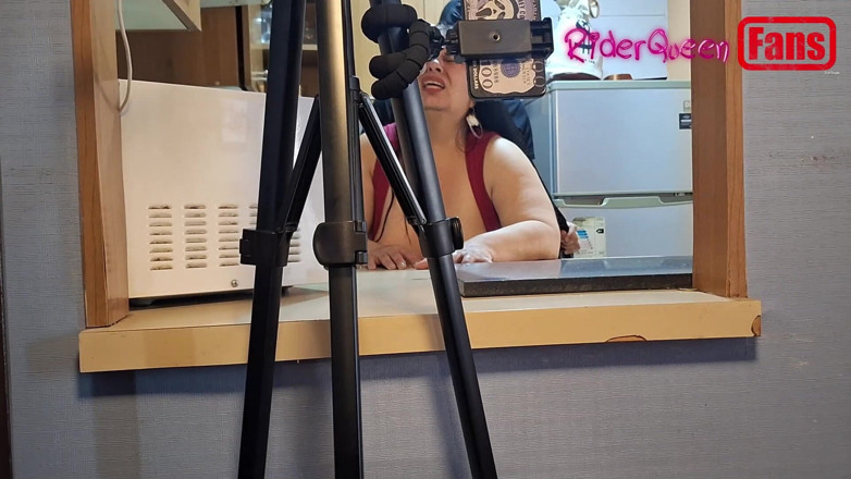 Riderqueen: Video cho người hâm mộ một chàng trai trẻ đeo mặt...