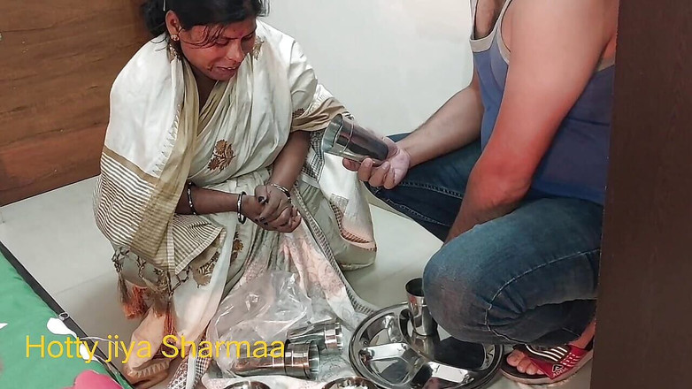 Hotty Jiya Sharmaa: Desi Ammaは彼女のサリーを脱ぎ、彼女を裸にし、激しく犯されました