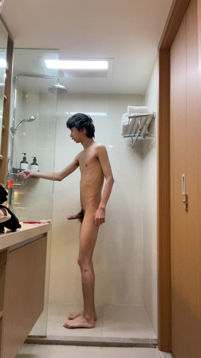 pu thot: Pria Asia men-debug pemanas air di hotel Hong Kong