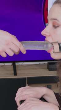 Ritzy Rain fixada em cativeiro com boca de aranha O-ring Gag é dominada com uma ajuda da roda da fortuna