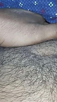 印度男同吮吸和舔胸部