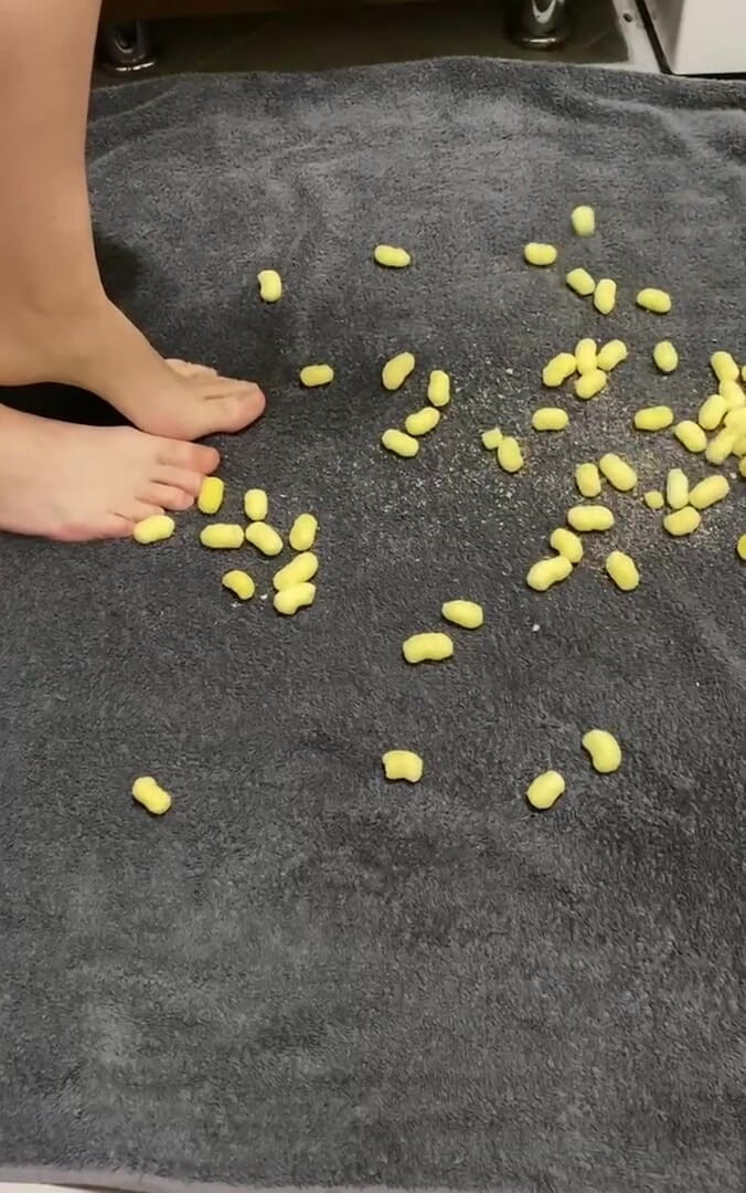 Monnycka: Mon cul et si jolis bâtons de sucre