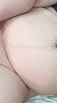 Den sultry BBW indiska heta frun visar upp sina kurvor när hon förföriskt onanerar på kameran
