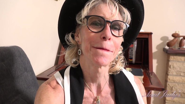 Aunt Judy's: Auntjudys - bos GILF matang awak Dee Lite menghisap zakar awak...