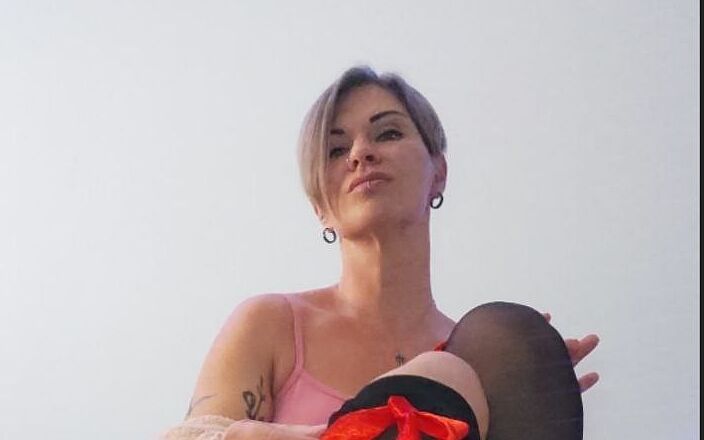 Mistress Nadi Shop: Nylonowy fetysz na wysokim obcasie