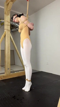 Divise da ginnastica in seta bianca con corde e contenzioni metalliche