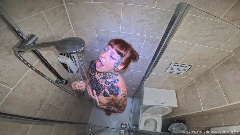 Yourfavecumslut: İşemeye aç fahişe tuvalet olarak kullanılıyor