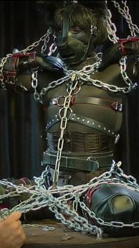 Heavy chain bondage fox: corsetto stretto, maschera in pelle e sfida di resistenza