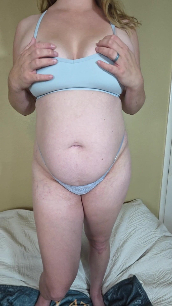 Mama_Foxx94: Amateur MILF in Bra and Panties Teases and Fucks