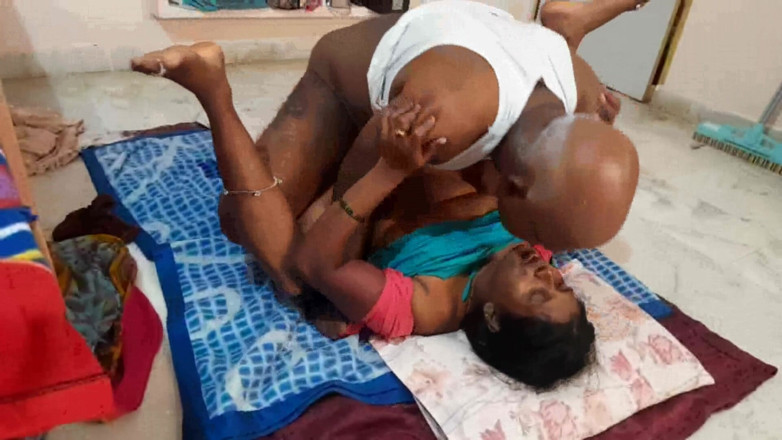Desi palace: Makcik seksi dikongkek pepeknya oleh teman lelaki