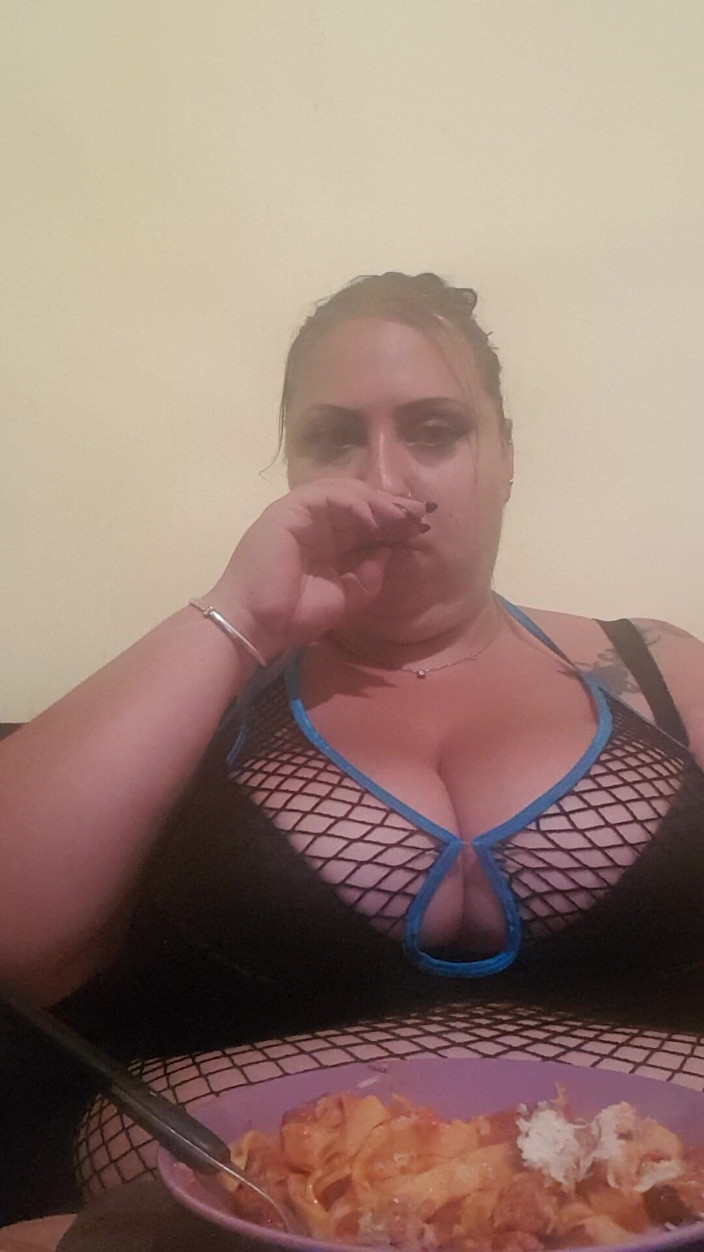 LoraBbw: Набиваю себе пастою /фіді