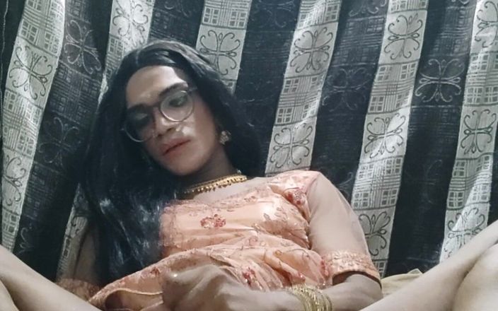 Keerthanakeerthi95: Hintli transeksüel geleneksel lehanga'da boşalıyor ve kendi dölünü yiyor
