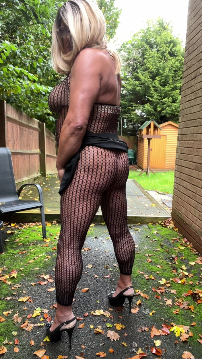 Kellycd2022: 女装者ケリード2022 ブラックセクシーな網タイツプレイスーツとヒール