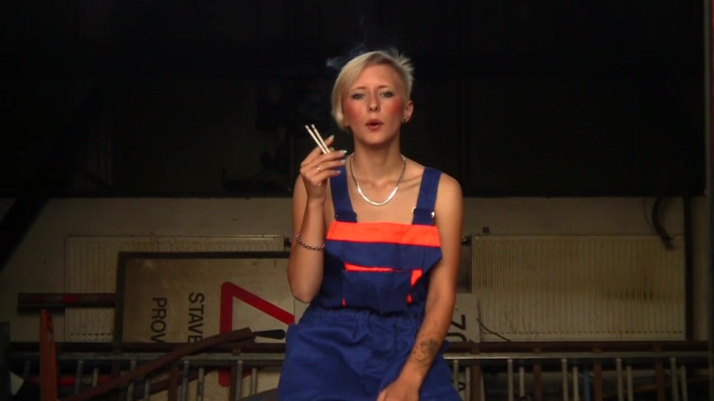 Facial flavor: Rubia sexy fuma 2 cigarros que come una vez en el...