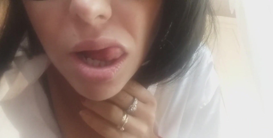 savannahamatoriale: 継母がパンティを履いている間にあなたを驚かせる