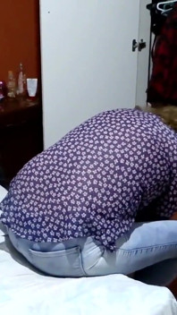 Olha Como a Madrasta Se Veste Para Ir Trabalhar, Com Lingerie Erótica, E Ela Me Excita Demais