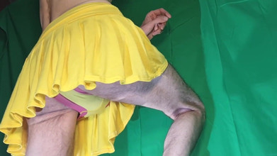 HeIsSooThin: Skirt mini kuning dengan seluar pendek kuning