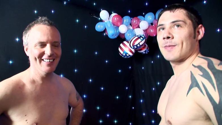 Very hot hardcore: Loira com enormes peitos falsos fodida por dois paus grandes