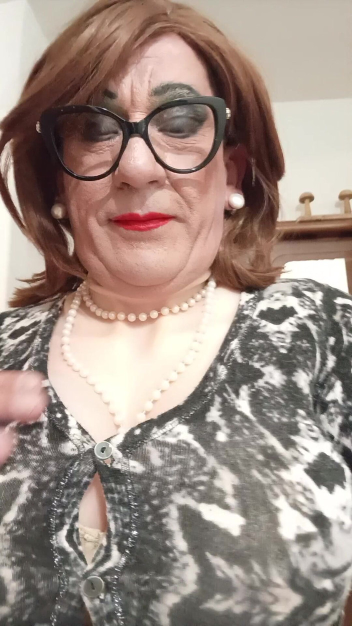 Yusti: 在镜子前穿衣