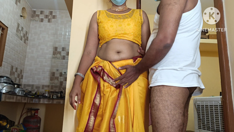 Inba: 黄色纱丽服家庭主妇与继兄弟